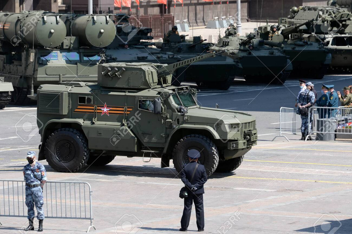 Xe chiến đấu bọc thép Typhoon-VDV là phương tiện cơ giới cơ bản, để lắp các hệ thống vũ khí khác nhau và vận chuyển lính dù. Ngoài ra loại xe này còn được dùng để kéo các loại pháo đến 122mm và súng cối hạng nặng đến 160mm.