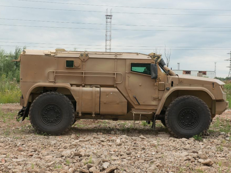 Ngoài ra xe cũng được trang bị thiết bị liên lạc kỹ thuật số, có thể sử dụng như một phương tiện chỉ huy và tham mưu; thậm chí là lắp các hệ thống tác chiến điện tử, hoặc để phóng máy bay không người lái.