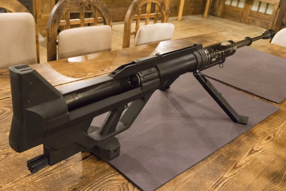 Trước đó vài năm, Steyr cũng đã thử sức trong lĩnh vực này, khi thiết kế khẩu súng bắn tỉa hạng nặng 15.2 IWS 2000 có tính năng rất tiên tiến, nhưng không bán được.