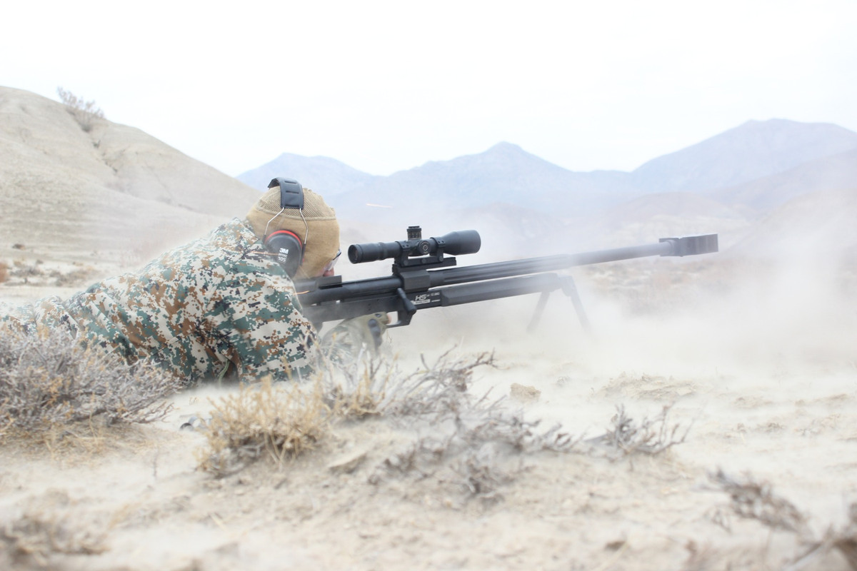 Mặc dù những tính năng trên khẩu HS 50 đều có trên những khẩu súng bắn tỉa hạng nặng khác, nhưng HS 50 có những "phẩm chất" để nó trở thành mẫu súng bắn tỉa "quốc dân", đó là nó có cấu tạo cực kỳ đơn giản nếu so sánh với những mẫu súng bắn tỉa khác sử dụng 12,7 mm.