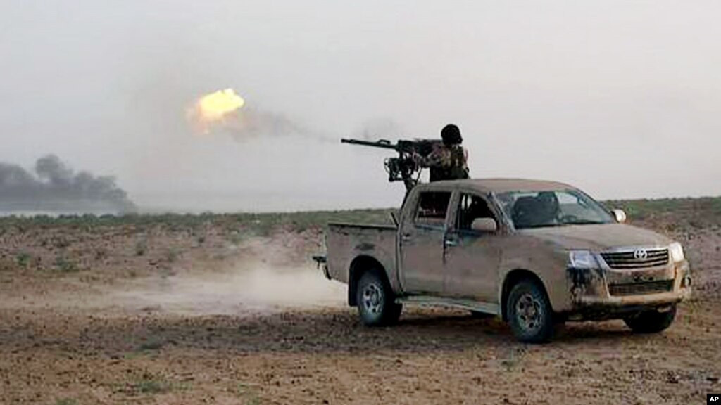 Từ cuộc chiến du kích đầu tiên, đã phát triển thành cuộc chiến bán quy ước của những lực lượng thánh chiến, với hàng loạt xe bán tải, lắp đủ các loại vũ khí, từ súng máy phòng không, đến các khối tên lửa không điều khiển và súng không giật, đã trở thành thương hiệu của IS.