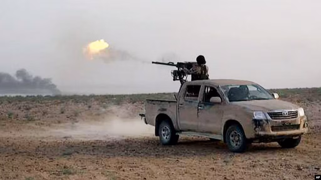 Từ cuộc chiến du kích đầu tiên, đã phát triển thành cuộc chiến bán quy ước của những lực lượng thánh chiến, với hàng loạt xe bán tải, lắp đủ các loại vũ khí, từ súng máy phòng không, đến các khối tên lửa không điều khiển và súng không giật, đã trở thành thương hiệu của IS.