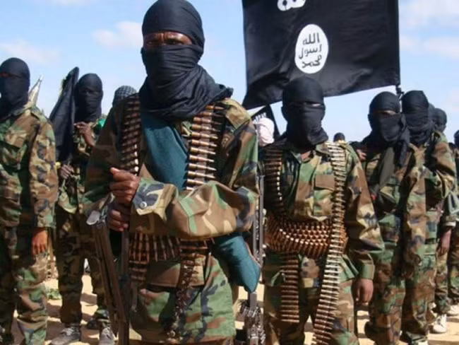 Giai đoạn cam go nhất của cuộc chiến, là sự xuất hiện của các chiến binh của nhà nước Hồi giáo tự xưng IS ở Iraq, mang những đặc điểm riêng của một tổ chức quân sự thánh chiến, với những xe bán tải gắn súng máy hạng nặng và những lá cờ đen, biểu tượng của thánh chiến.