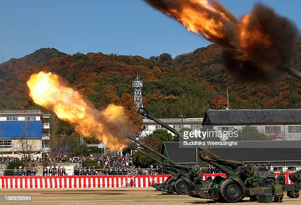 Trong khi đó lực lượng pháo binh Nhật Bản với số lượng khiêm tốn hơn rất nhiều, bao gồm 500 khẩu pháo xe kéo nổi tiếng nhất là FH70 có cỡ nòng 155mm, pháo tên lửa là 110 và số lượng pháo tự hành là 200 với loại mạnh nhất là Type19 cỡ nòng 155 mm.