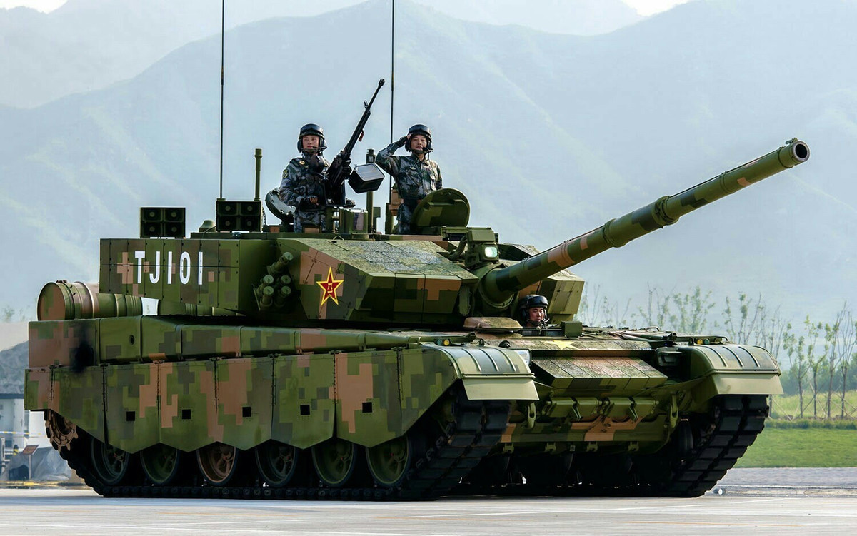 Tiếp theo là xe tăng chủ lực, đối với vũ khí này Trung Quốc lại tiếp tục vượt trội so với Nhật Bản. Trong khi Trung Quốc sở hữu 8.860 xe tăng các loại, thì Nhật Bản chỉ có 726 xe tăng. Nếu chỉ so về số lượng cũng đủ thấy Nhật Bản không phải là đối thủ khi đọ xe tăng với Trung Quốc.