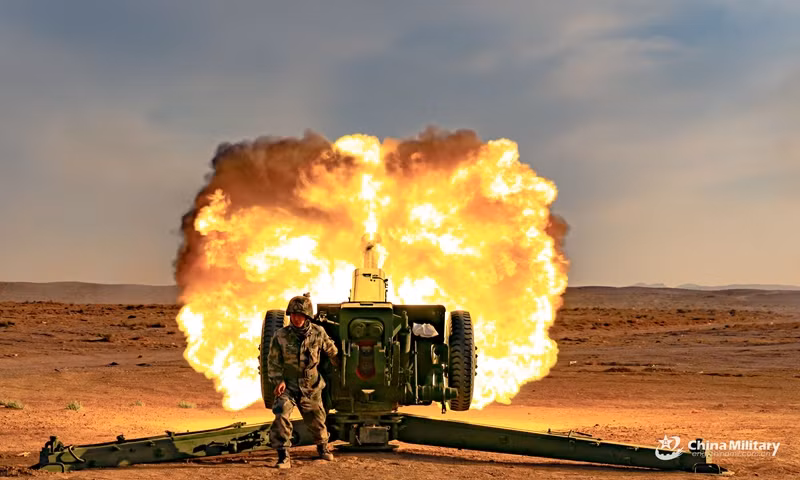 Cụ thể trong biên chế của Trung Quốc, pháo kéo có 6.500 khẩu các loại nổi tiếng nhất là D-20 152mm. Pháo tên lửa có 2.100 xe các loại, nổi tiếng nhất là pháo phản lực phóng loạt Type 03 cỡ nòng 300 mm. Cuối cùng là 2.000 khẩu pháo tự hành, uy lực nhất là lựu pháo 155 mm Type 05 (PLZ-05).