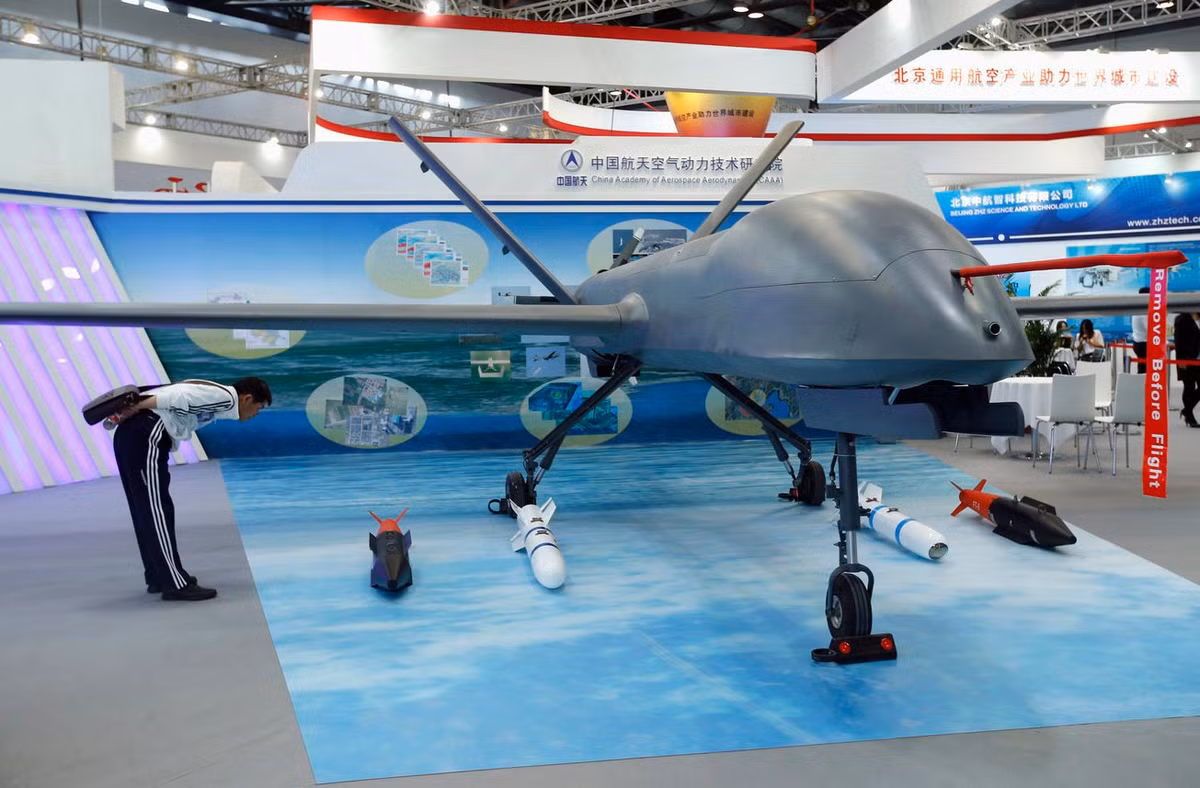 Hãng tin Al-Monitor đưa tin : “Được sản xuất bởi Tổ chức Thương mại Quốc tế Hàng không Vũ trụ Trung Quốc, UAV CH-4B đã tìm thấy một thị trường tốt ở Trung Đông; lý do một phần cu của Trung Quốc có chỗ đứng, chính là Mỹ khắt khe trong việc bán UAV vũ trang, cho các đồng minh của họ trong khu vực”.