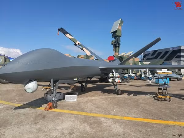 Theo Tạp chí quốc phòng Jane’s cho biết: UAV CH-5 có trọng lượng gần tương đương với MQ-9 Reaper, mặc dù nó vẫn giữ động cơ piston, thay vì động cơ phản lực cánh quạt như của UAV Reaper.