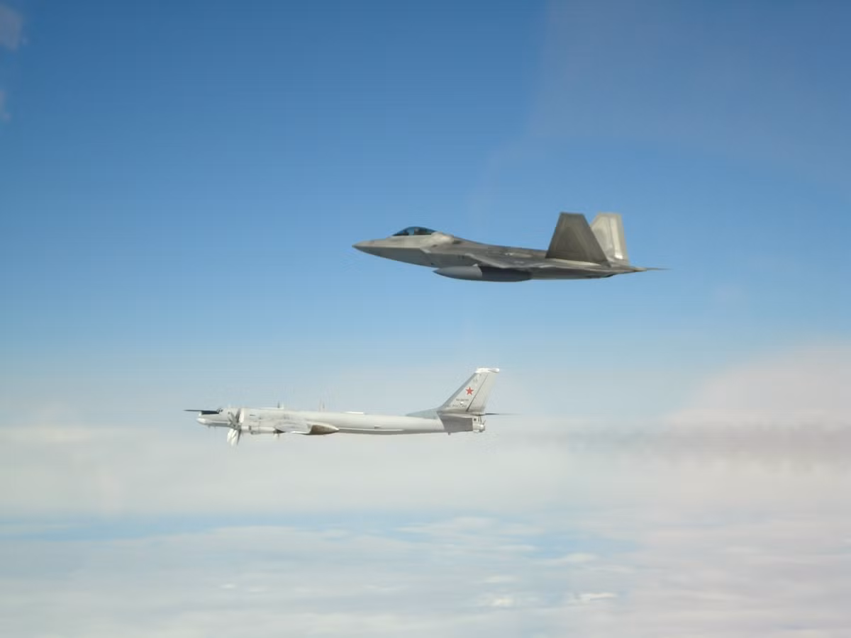 F-15EX, máy bay chiến đấu hạng nặng mới nhất của Mỹ, dự kiến sẽ được trang bị tên lửa không đối không tầm xa mới, được thiết kế đặc biệt để tấn công máy bay ném bom và các máy bay cỡ lớn khác. Có thể sắp tới Không quân Mỹ sẽ triển khai loại máy bay này đến Alaska để thay thế F-22. Nguồn ảnh: Pinterest.