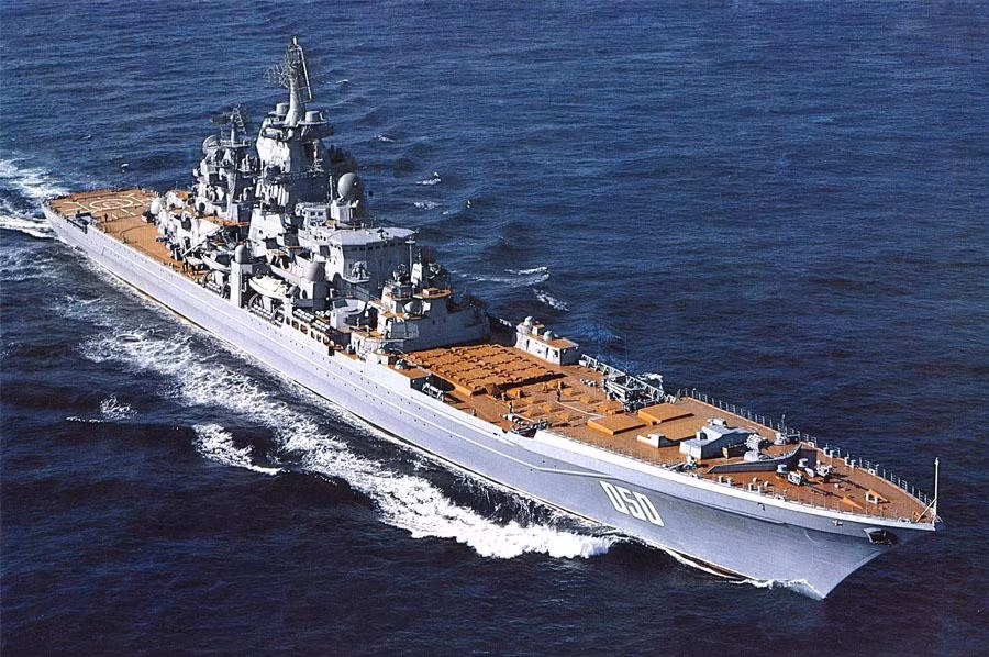 Các tàu chiến lớp Kirov là những tàu chiến có lượng giãn nước chỉ đứng sau tàu sân bay. Mỗi chiếc dài 251m (chiều dài gần bằng các thiết giáp hạm Bismarck của Đức và Iowa của Nhật Bản trong Thế chiến II), nhưng lượng choán nước chỉ 24.000 tấn.