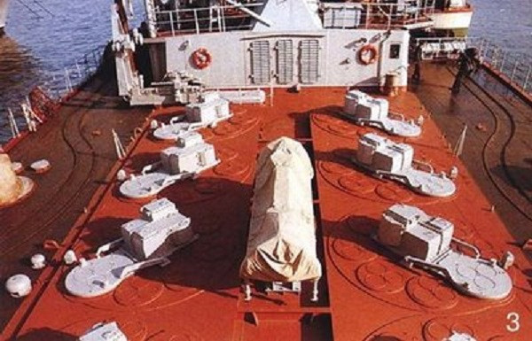 Kirov cũng được thiết kế với mục đích phòng không hạm, khi được trang bị một kho tên lửa phòng thủ gồm 96 tên lửa đất đối không tầm xa S-300F, tạo thành một lớp phòng không bên ngoài; 192 tên lửa phòng không tầm ngắn 3K95 và 40 tên lửa 4K33 tạo ra một lớp phòng thủ bên trong. Vũ khí phòng thủ cực gần là 6 khẩu pháo bắn nhanh 6 nòng AK-630.