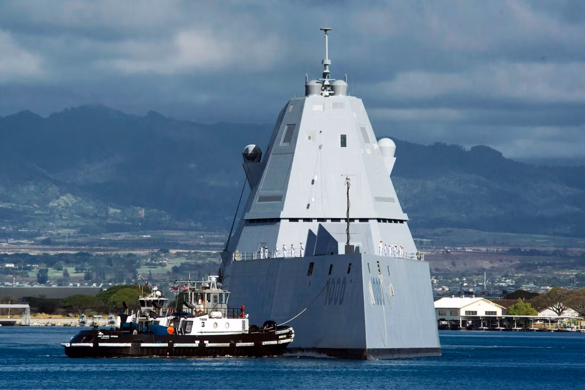 Zumwalt là lớp tàu khu trục mang tên lửa dẫn đường, được tối ưu hóa cho việc hỗ trợ hỏa lực của Hải quân Mỹ. Những con tàu này, được thiết kế theo công nghệ tàng hình đầu tiên, trong số tàu chiến của Hải quân Mỹ; với các đặc điểm góc cạnh, dẹt để giảm tín hiệu radar.