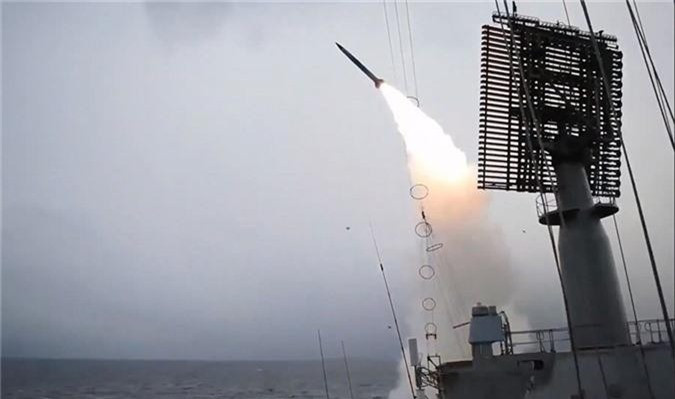 Trước hết là việc tàu nào bị phát hiện trước; nếu tàu Kirov có hệ thống vệ tinh Legenda cung cấp thông tin về tọa độ mục tiêu; nhưng Legenda là một vệ tinh radar và Zumwalt là một tàu khu trục tàng hình, với dấu hiệu radar chỉ bằng một tàu đánh cá nhỏ.