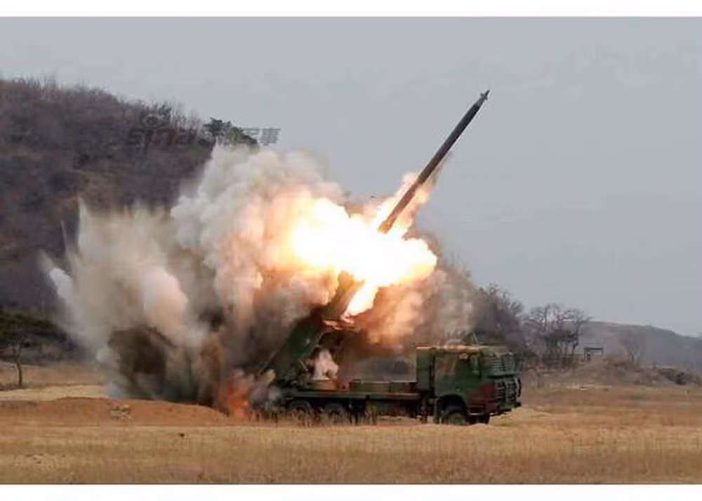 Pháo phản lực KN-09 300 mm là hệ thống mới nhất, với tầm bắn lên tới 100 km. KN-09 sử dụng nhiên liệu rắn tổng hợp năng lượng cao; tên lửa được điều khiển bay bằng bốn vây cánh nhỏ gắn ở đầu tên lửa, gần phần đầu đạn, giúp tăng khả năng tấn công chính xác.