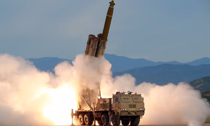 Triều Tiên đã công bố các bức ảnh chụp các quả đạn đã thử nghiệm, tạo cơ sở cho các đánh giá sơ bộ của quân đội Triều Tiên. Các hệ thống pháo phản lực phóng loạt (MLRS) có đường kính 240 mm và 300 mm, được trang bị số lượng lớn trong quân đội Triều Tiên, tuy nhiên quân đội Mỹ và Hàn Quốc đánh giá chúng không đáng lo ngại. 