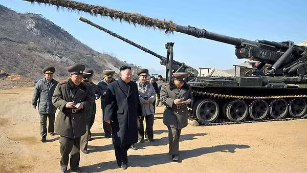 Triều Tiên đã triển khai ít nhất ba hệ thống pháo, có khả năng tấn công các mục tiêu trong khu vực thủ đô Seoul, mà hầu như không có cảnh báo. Loại siêu pháo Koksan 170 mm là nhiều nhất, tầm xa của pháo đạt tới 59 km. Triều Tiên cũng triển khai các bệ phóng rocket 240 mm gắn trên xe tải.