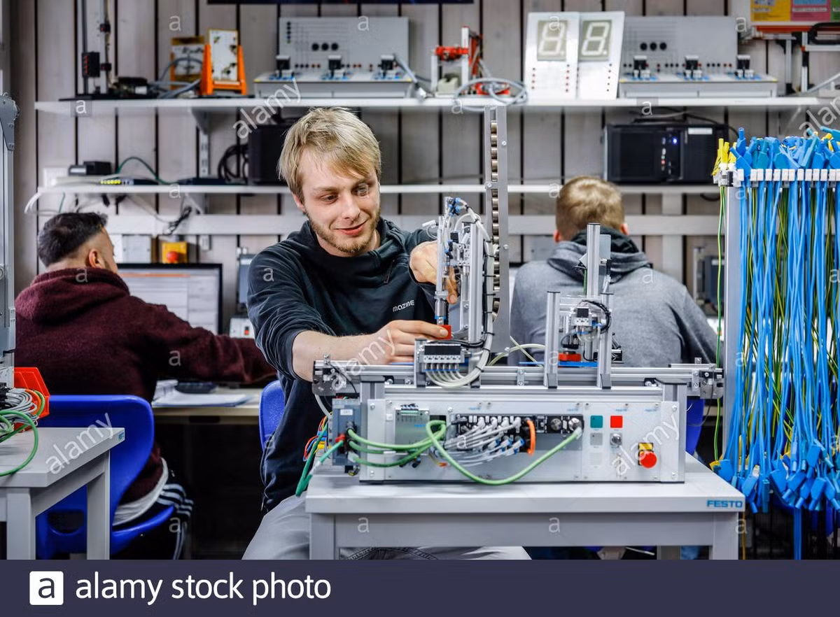 Có nhiều chương trình đào tạo các cựu binh làm việc trong các dịch vụ công, bởi Mỹ đang rất cần nhân viên công ích, và các công ty điện lực sẵn sàng trả những khoản phí hậu hĩnh cho kỹ năng và chuyên môn của họ.