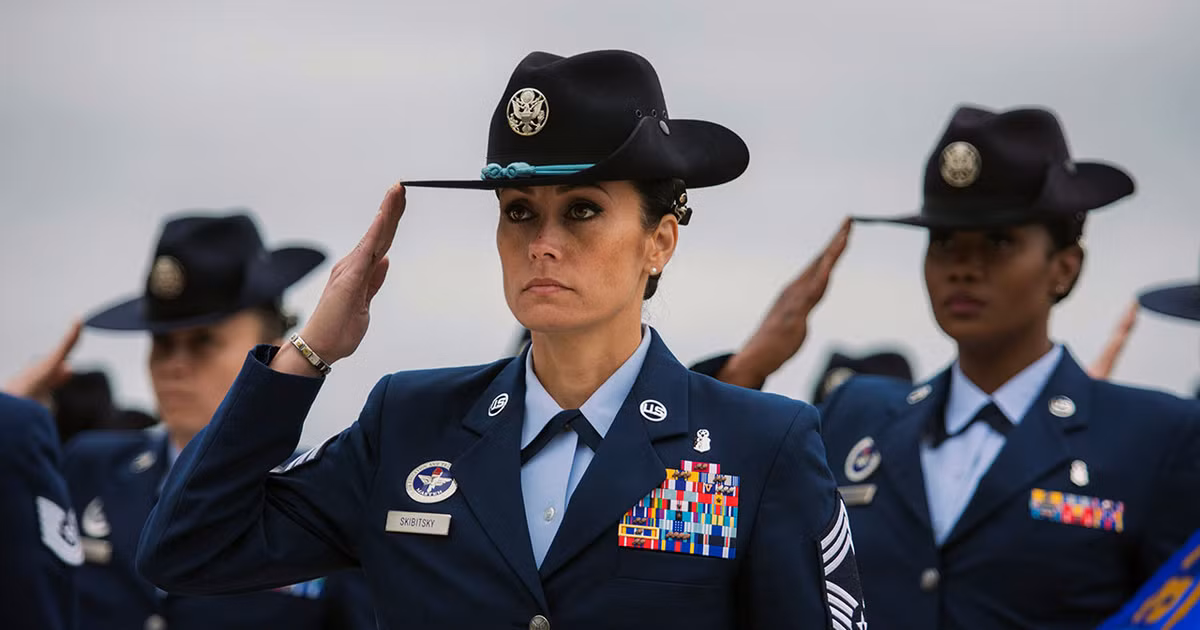 Một ngành cũng thu hút các cựu binh của Mỹ là dịch vụ giáo dục. Dịch vụ giáo dục là một lĩnh vực rộng lớn, không chỉ bao gồm giáo viên tiểu học và trung học, mà còn các giáo sư và kỹ thuật viên đại học, cũng như bất kỳ công việc giảng dạy nào được thực hiện thông qua truyền thông hoặc Internet.