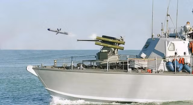 Phiên bản mà Quân đội Mỹ thử nghiệm là Spike NLOS, được phóng từ trên không, có tầm bắn đến 25 km; ngoài ra còn có các phiên bản Spike-LR II, Spike-ER được phóng từ xe địa hình, trực thăng và tàu hải quân. Theo Rafael, tên lửa Spike hiện được 33 quốc gia sử dụng.