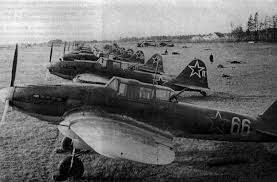 Cùng với mẫu máy bay thế hệ tiếp theo là Ilyushin Il-10, tổng cộng có 36.183 chiếc cường kích loại này đã được chế tạo, khiến cường kích Il trở thành mẫu thiết kế máy bay quân sự được chế tạo với số lượng lớn nhất trong lịch sử hàng không thế giới. Nguồn ảnh: Pinterest.