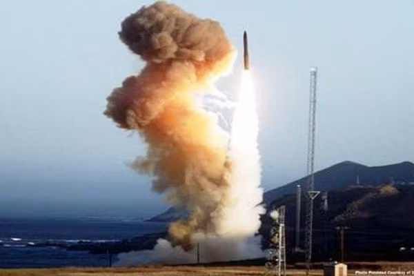 Khó khăn trong việc sở hữu tên lửa đạn đạo của Nhật Bản không phải do kỹ thuật hay kinh phí, mà chính là do mật độ dân số cao của Nhật Bản, khiến không thể tìm được vị trí cho 100 hầm phóng tên lửa; nếu không, sẽ gây ra thiệt hại khủng khiếp trong trường hợp bị đối phương phản công.