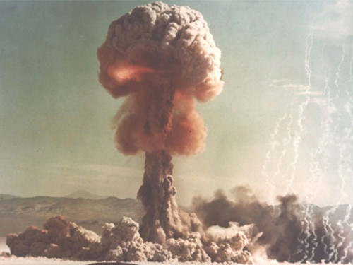 Việc Nhật Bản sở hữu vũ khí hạt nhân, đó có lẽ là cơn ác mộng lớn nhất của Trung Quốc. Một đất nước Nhật Bản có vũ khí hạt nhân, sẽ khiến tình hình an ninh của Trung Quốc trở nên phức tạp hơn nhiều so với hiện tại, và buộc Trung Quốc phải sửa đổi cả học thuyết hạt nhân lẫn gia tăng kho vũ khí hạt nhân.