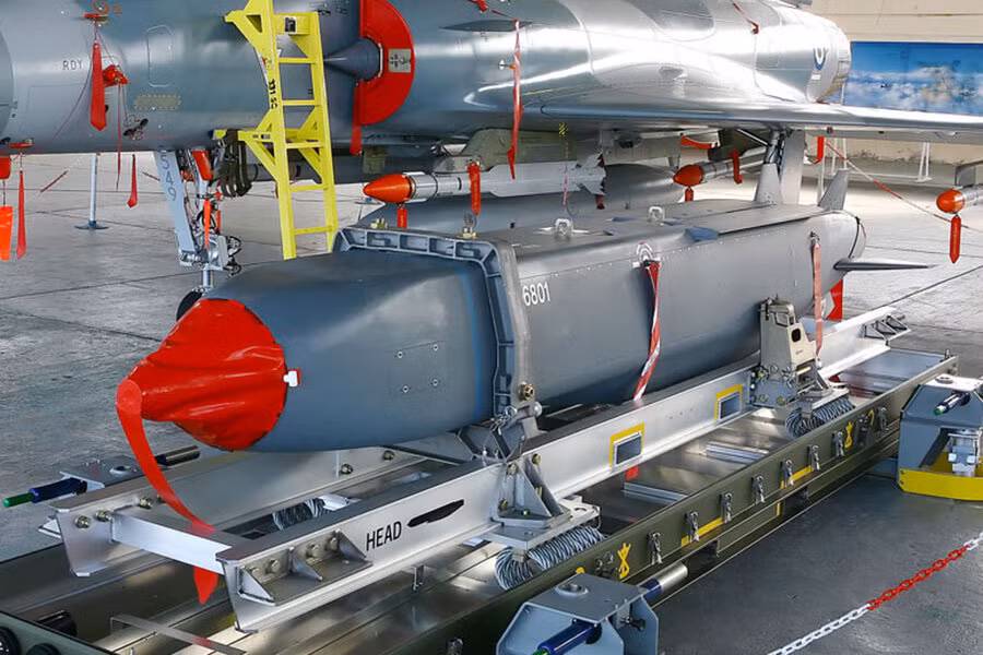 Rafale được đánh giá cao nhờ khả năng sử dụng tên lửa hành trình tiến công mặt đất Scalp, có tầm bắn đến 1.000km và độ chính xác cao. 2/3 số Rafales được Không quân Ai Cập mua đều có cấu hình hai buồng lái, trong đó phi công thứ hai chuyên về sử dụng vũ khí; đây là những phiên bản nghiêng về tiến công mặt đất.