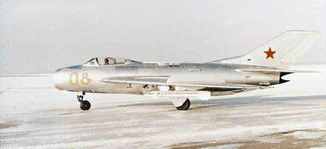 Tiêm kích MiG-19 là máy bay chiến đấu có tốc độ siêu thanh đầu tiên của Liên Xô, do Phòng thiết kế Mikoyan và Gurevich (MiG) phát triển; MiG-19 cũng đánh dấu sự kết thúc của kỷ nguyên máy bay chiến đấu cánh xuôi, mà bắt đầu từ MiG-15 nổi tiếng, rồi đến MiG-17.