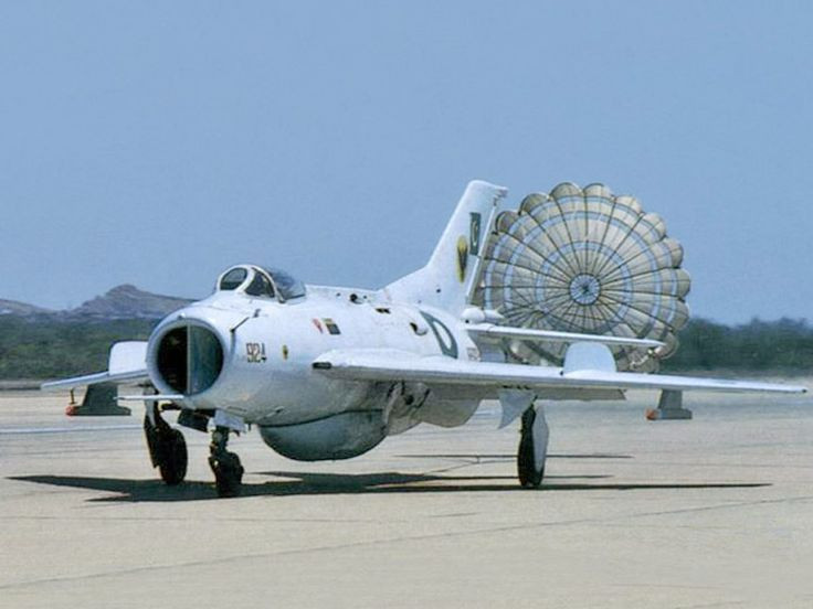 Những chiếc MiG-19 đầu tiên biên chế cho Không quân Liên Xô là vào tháng 7/1955; lúc này NATO đã phát hiện ra MiG-19 trong không quân Liên Xô và đặt tên là Farmer-A. Từ năm 1958, Liên Xô bắt đầu trang bị MiG-19 với vũ khí là tên lửa.