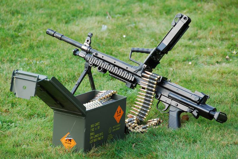 Vào thời điểm đó, yêu cầu tìm kiếm một loại đạn duy nhất trở nên cấp thiết, khi các nước trong khối sử dụng đạn với nhiều kích cỡ khác nhau. Nổi tiếng nhất là đạn 7,62x51 mm của Mỹ, sau này được sử dụng làm đạn súng máy tiêu chuẩn của khối NATO.