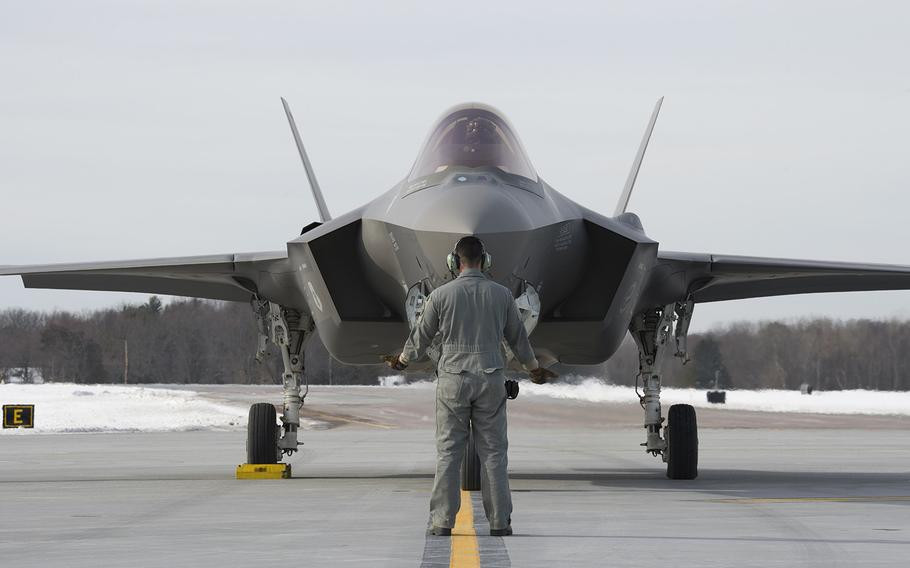 Không phải F-35 không có khả năng mang vũ khí, thậm chí còn có thể vượt F-16; nhưng khi đó vũ khí phải treo ở các mấu treo bên ngoài. Nhưng khi treo vũ khí bên ngoài, đây là yếu tố bộc lộ dấu hiệu radar của máy bay.