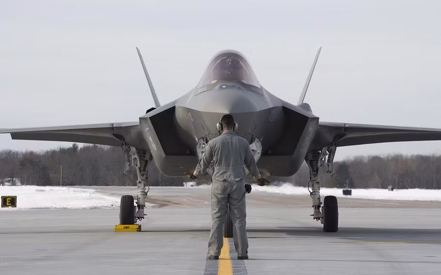 Không phải F-35 không có khả năng mang vũ khí, thậm chí còn có thể vượt F-16; nhưng khi đó vũ khí phải treo ở các mấu treo bên ngoài. Nhưng khi treo vũ khí bên ngoài, đây là yếu tố bộc lộ dấu hiệu radar của máy bay.