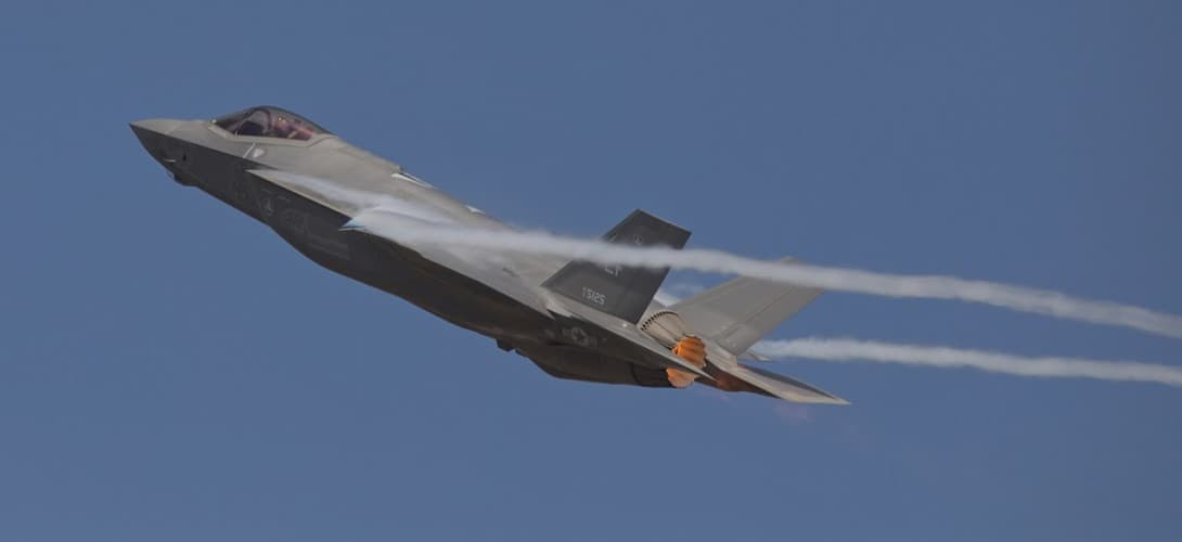 Máy bay tàng hình F-35A, nếu thực hiện cất cánh thông thường trong cấu hình hiện tại của nó, thì chỉ có thể mang tối đa 4 tên lửa không đối không AIM-120 trong các khoang chứa vũ khí bên trong của nó.
