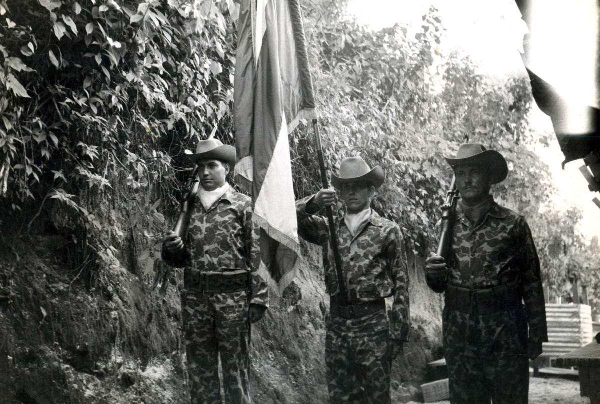 Cùng lúc đó, dưới sự điều hành của CIA các biệt đội lính đánh thuê gốc Cuba với khoảng 1.200 người được đặt biệt danh là "Lữ đoàn 2506", đây là lực lượng nòng cốt của chiến dịch đổ bộ nhằm lật đổ chính phủ Fidel Castro.