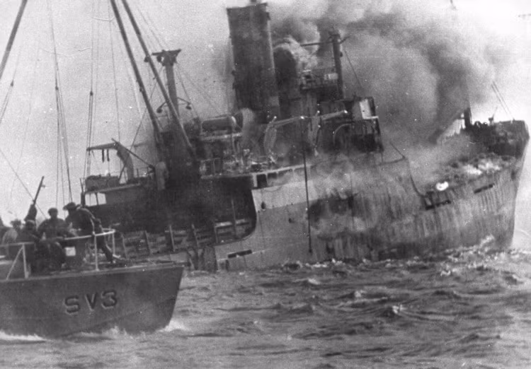 Quân đội Cuba sớm đã biết về cuộc đổ bộ, nên bố trí sẵn trận địa đón lõng và đã chủ động tấn công. Hai sà lan đổ bộ và hai tàu vận tải đã bị đánh chìm, gồm chiếc Houston với một tiểu đoàn bộ binh trên tàu và chiếc Rio Escondido mang hầu hết vũ khí hạng nặng và đạn dược.