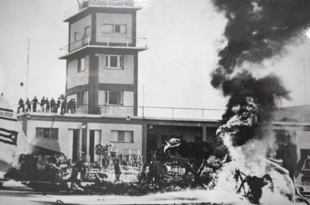 Do biết trước được ý đồ trên, quân đội Cuba đã kịp thời sơ tán và ngụy trang các căn cứ không quân, mô phỏng những chiếc máy bay giả ở các sân bay. Ngày hôm sau, 8 máy bay ném bom B-26 mang phù hiệu của không quân Cuba đã lao vào ném bom, phá hủy gần như toàn bộ các căn cứ không quân trống không này.