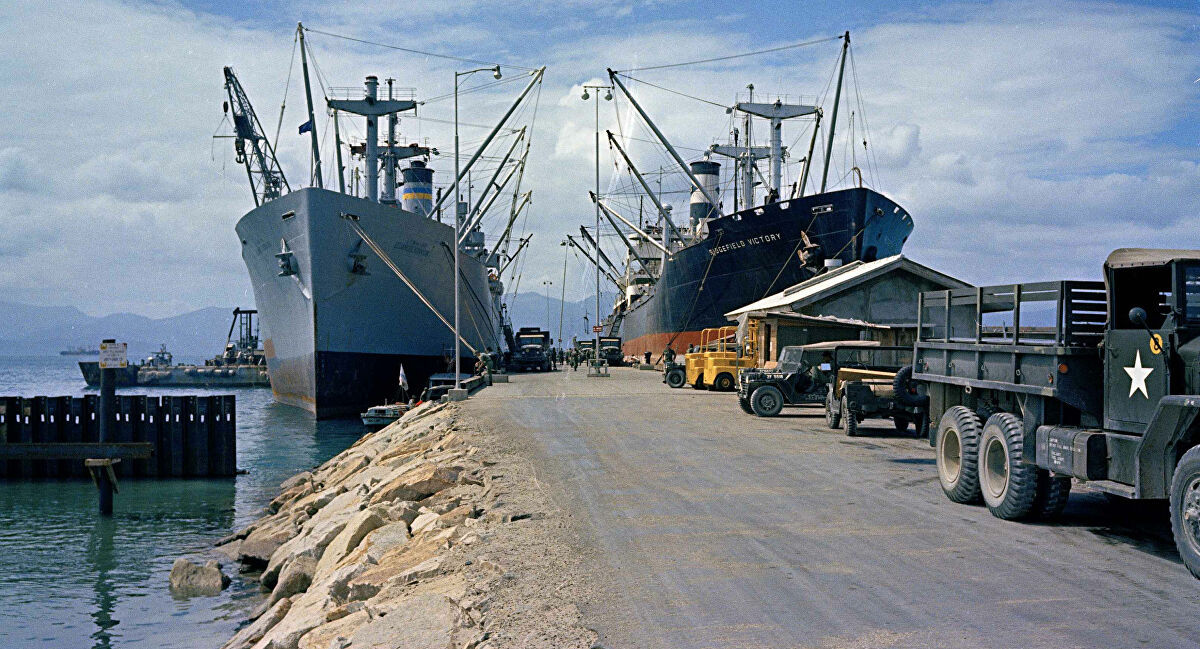 Tại cảng Rạch Dừa, nhiều chuyến tàu quân sự trọng tải hàng chục ngàn tấn liên tục cập bến, chuyên chở các loại vũ khí, phương tiện quân sự, phục vụ cho chiến lược "Việt Nam hóa chiến tranh" của Mỹ ở miền Nam.