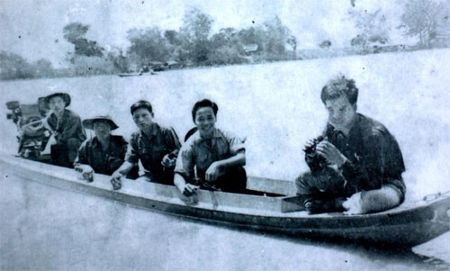 Các chiến sĩ A32 phần lớn là người miền Bắc, chưa thông thạo địa hình sông biển Vũng Tàu. Theo chỉ đạo của Thị ủy, Thị đội Vũng Tàu bổ sung cho A32 một số cán bộ, chiến sĩ du kích xã Long Sơn, gồm những người gan góc quả cảm, giàu kinh nghiệm chiến đấu. 