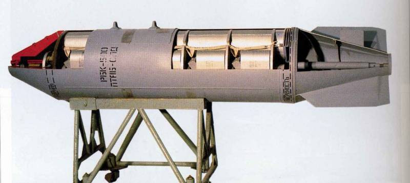 Sau khi máy bay ném bom PBK-500, vỏ "bom mẹ" sẽ tách ra, 15 thiết bị SPBE-D, mỗi thiết bị được trang bị 3 dù hãm tốc giúp giảm tốc độ còn 15-17m/s, khiến nó bay lơ lửng trên mặt trận và giương các cánh nhỏ ra tìm kiếm mục tiêu. 