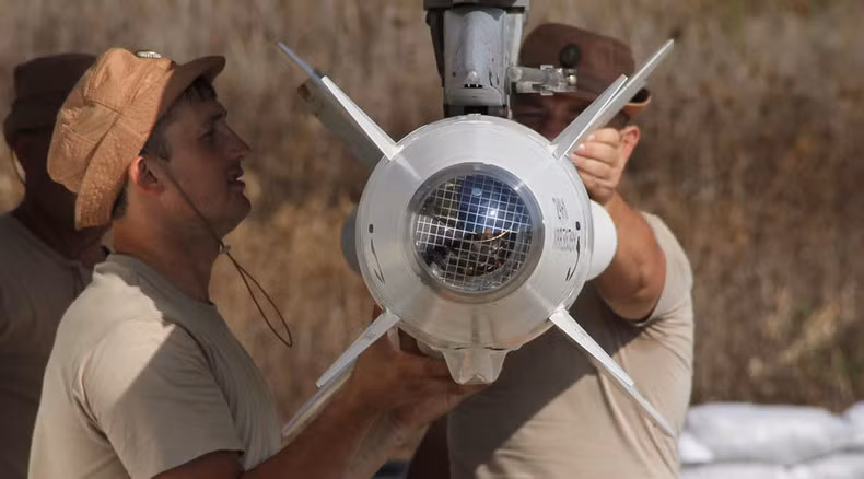 KAB-250 cũng có cơ chế điều khiển bằng radar trong trường hợp tiêu diệt các mục tiêu di động. Với tổng trọng lượng 250, trong đó có 127 kg thuốc nổ nhưng có hình dáng thuôn dài, KAB-250 được xem là vũ khí tương lai của không quân Nga, khi nó có thể tích hợp vào khoang trong của máy bay chiến đấu tàng hình Su-57. 