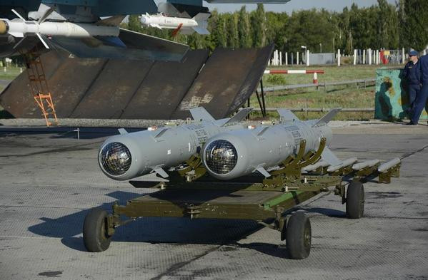 Tập đoàn vũ khí tên lửa chiến thuật (KTRV) cho biết, KTRV đạt được nhiều tiến bộ trong sản xuất bom dẫn đường, đã hoàn thành thử nghiệm các loại bom lượn thế hệ mới có kích cỡ 250, 500 và 1.500kg. KTRV đã ký các hợp đồng cung ứng dài hạn và bắt đầu sản xuất hàng loạt các loại bom KAB.