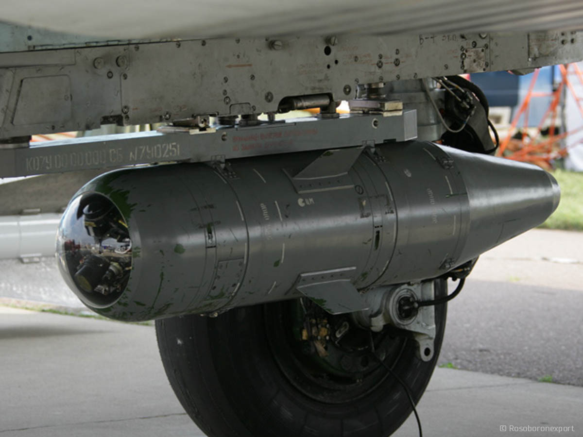 Biến thể thứ hai là KAB-500Kr, vũ khí áp dụng nguyên lí “thả và quên”, sử dụng hệ thống dẫn hướng quang truyền hình với cảm biến hình ảnh. Nó có thể nhớ vị trí của mục tiêu và điều chỉnh đường bay cho đến thời điểm trúng mục tiêu. 