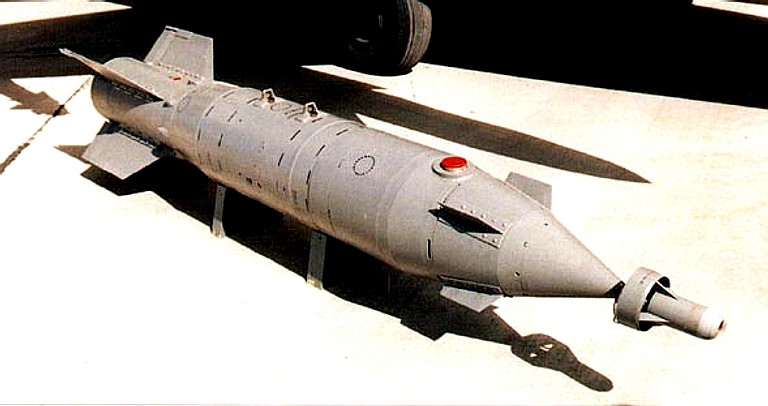 KAB-500L là biến thể lâu đời nhất của dòng bom thông minh có dẫn đường này, được đưa vào trang bị từ những năm 1970, nó dùng hệ dẫn laser bán chủ động và có đầu đạn xuyên bê tông có sức nổ cao. Bom nhận mục tiêu từ mặt đất hoặc mục tiêu chỉ định bằng chùm tia laser từ máy bay. 