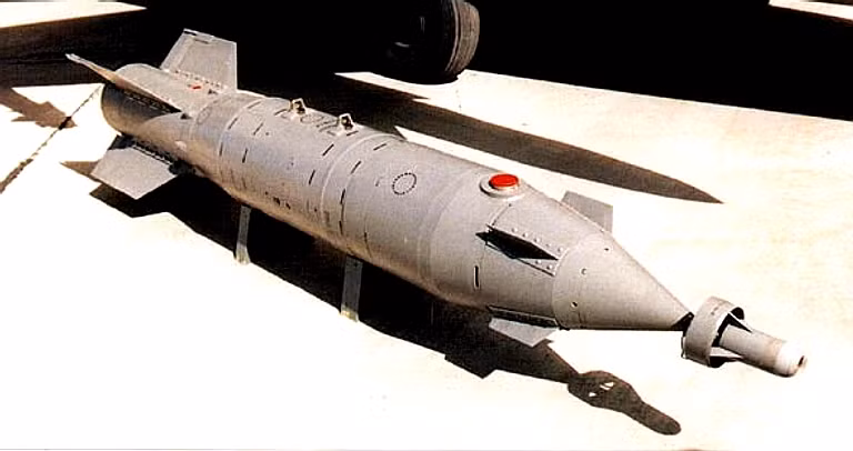 KAB-500L là biến thể lâu đời nhất của dòng bom thông minh có dẫn đường này, được đưa vào trang bị từ những năm 1970, nó dùng hệ dẫn laser bán chủ động và có đầu đạn xuyên bê tông có sức nổ cao. Bom nhận mục tiêu từ mặt đất hoặc mục tiêu chỉ định bằng chùm tia laser từ máy bay. 