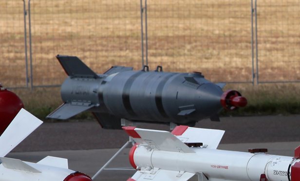 Bom thông minh KAB thế hệ mới của Nga từng được thực chiến lần đầu tại Syria, reo rắc nỗi kinh hoàng cho những tay súng khủng bố. Chỉ riêng vào tháng 10/2015, các máy bay ném bom Su-34 thả bom KAB-500 đã tiêu diệt hơn 200 chiến binh IS, hai sở chỉ huy của lực lượng này, cũng như tòa nhà nơi các thủ lĩnh khủng bố nhóm họp. 