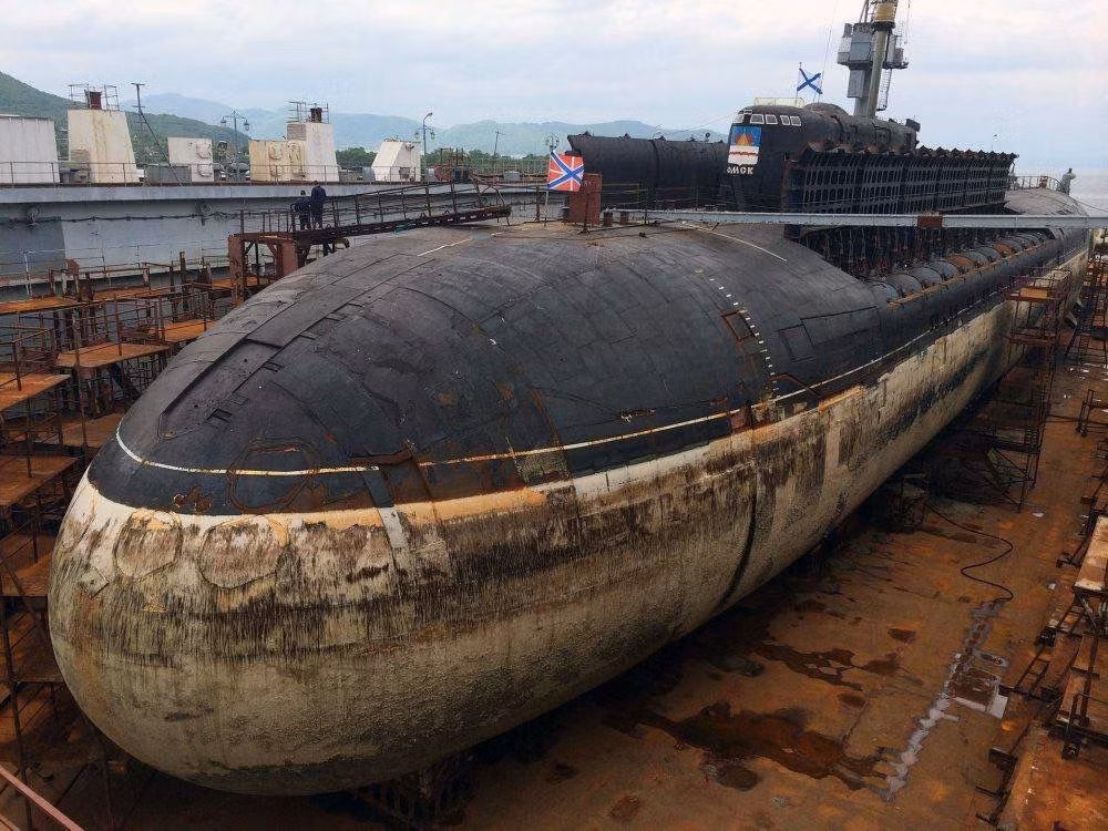 Kích thước tàu ngầm Oscar II rất lớn, để có thể được mang vũ khí hạng nặng. Tàu có chiều dài 154 mét, lượng choán nước khi nổi là 12.500 tấn, khiến nó trở thành loại tàu ngầm lớn thứ tư từng được sản xuất. Tuy nhiên Oscar được cho là lặn chậm và thiếu khả năng cơ động.