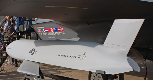 Các loại tên lửa phóng từ trên không mới, sẽ cung cấp cho quân đội Australia sự linh hoạt tối đa, và tầm bắn của tên lửa JASSM-ER tầm xa đã được tăng lên 900 km. Do đó, một chiếc F/A-18 được trang bị tên lửa JASSM-ER, có thể tấn công mục tiêu cách xa 1.600 km, mà không cần tiếp nhiên liệu trên không.