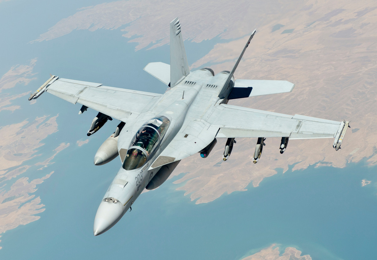 Nếu trong tình huống xảy ra xung đột, máy bay của Không quân Australia cất cánh từ Căn cứ Không quân Darwin ở Bờ biển phía Bắc, cách Biển Đông 4.000 km. Khoảng cách này nằm ngoài tầm bay F/A-18 của Australia hay F-35 của Mỹ, nếu không được tiếp nhiên liệu trên không.