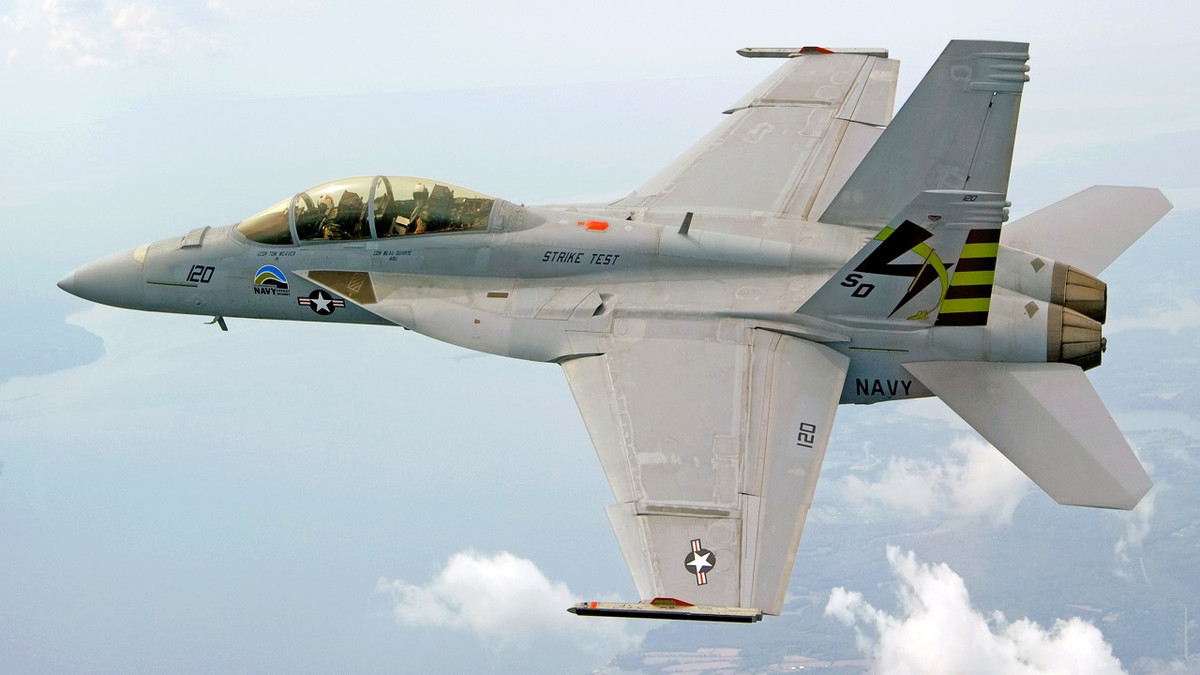 F/A-18E/F có bán kính chiến đấu khoảng 720 km khi mang đủ vũ khí và không cần tiếp nhiên liệu trên không. Tên lửa hành trình tiến công mặt đất JASSM trang bị trên máy bay, có tầm bắn tối đa là 370 km. Do đó, nếu không được tiếp nhiên liệu trên không, F/A-18 của Australia chỉ có thể tấn công mục tiêu trong phạm vi 1.100 km.