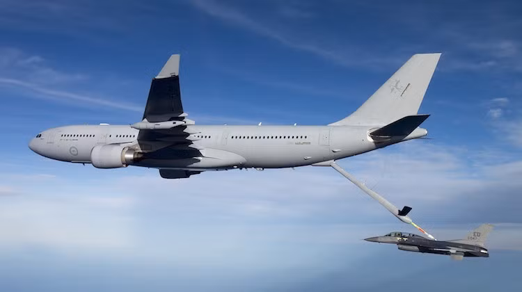 Một phân tích vào năm 2019 kết luận rằng, toàn bộ phi đội tiếp nhiên liệu của Không quân Australia, chỉ có thể hỗ trợ hai máy bay chiến đấu trên các điểm nghẽn hàng hải xung quanh Indonesia, Philippines và Singapore. Và vẫn còn một khoảng cách xa so với các khu vực lân cận của Trung Quốc.